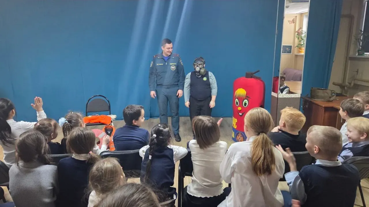 Спасатели провели урок безопасности на льду в Рузском округе