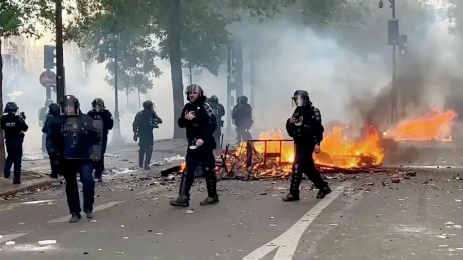 Во Франции протестующие сожгли историческое здание мэрии Лиможа