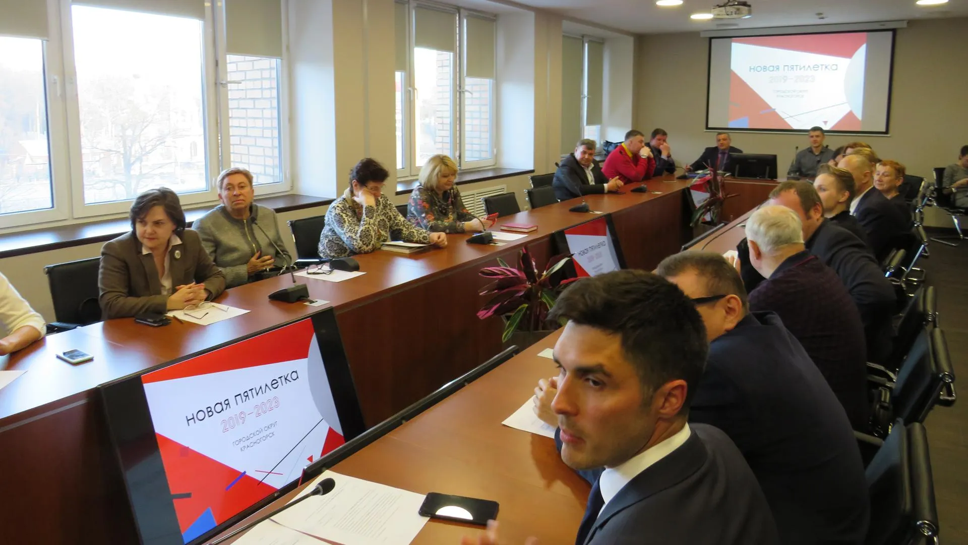 Партийные билеты вручили 7 членам «Единой России» в Красногорске в понедельник