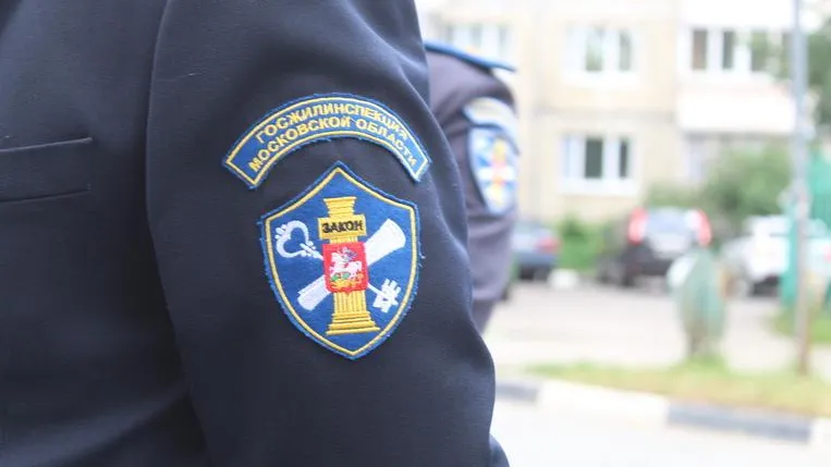 УК из Клина отремонтировала двери в подъезде жилого дома по предписанию Госжилинспекции