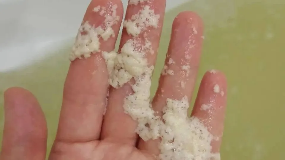 Липкая пена и белые хлопья: мутная жижа течет из кранов в Тюмени