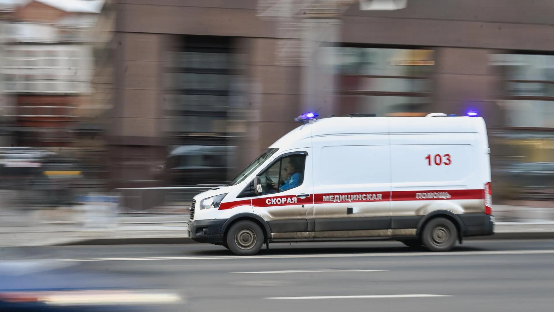 Иномарка сбила школьницу во дворе Королева