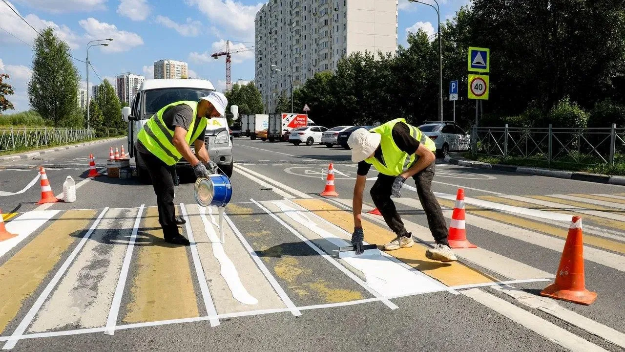 В Мытищах обновляют дорожную разметку возле учреждений образования