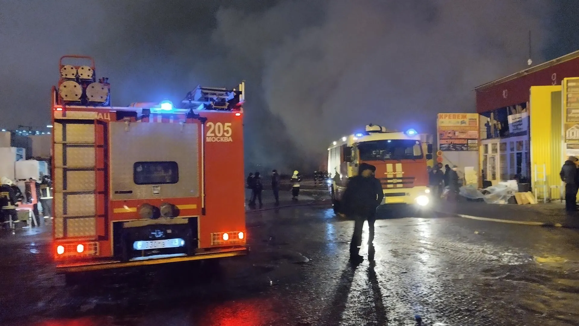 Пожар площадью 2,1 тыс м произошел на складе в Подмосковье