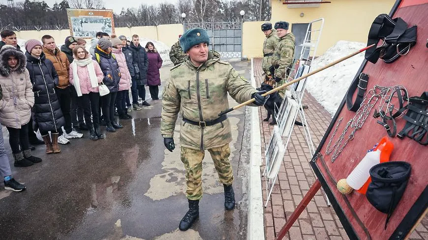 Школьникам Балашихи показали кинологический центр и военную технику Росгвардии