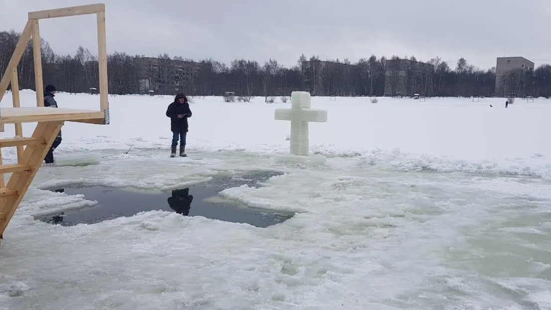 Спасатели Балашихи помогли подготовить место для крещенских купаний на озере Дивное