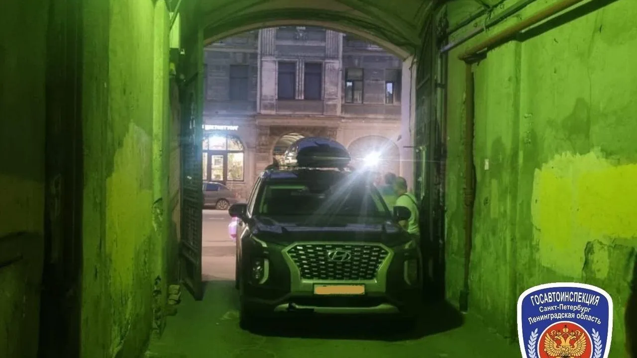 По пьяни прилегшего во дворе петербуржца переехали на Hyundai