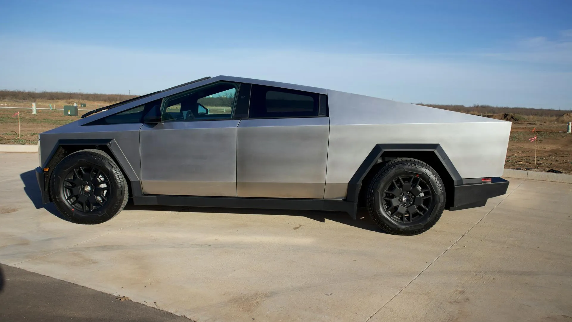 Таможня Литвы перехватила две Tesla Cybertruck, опасаясь их попадания в Россию
