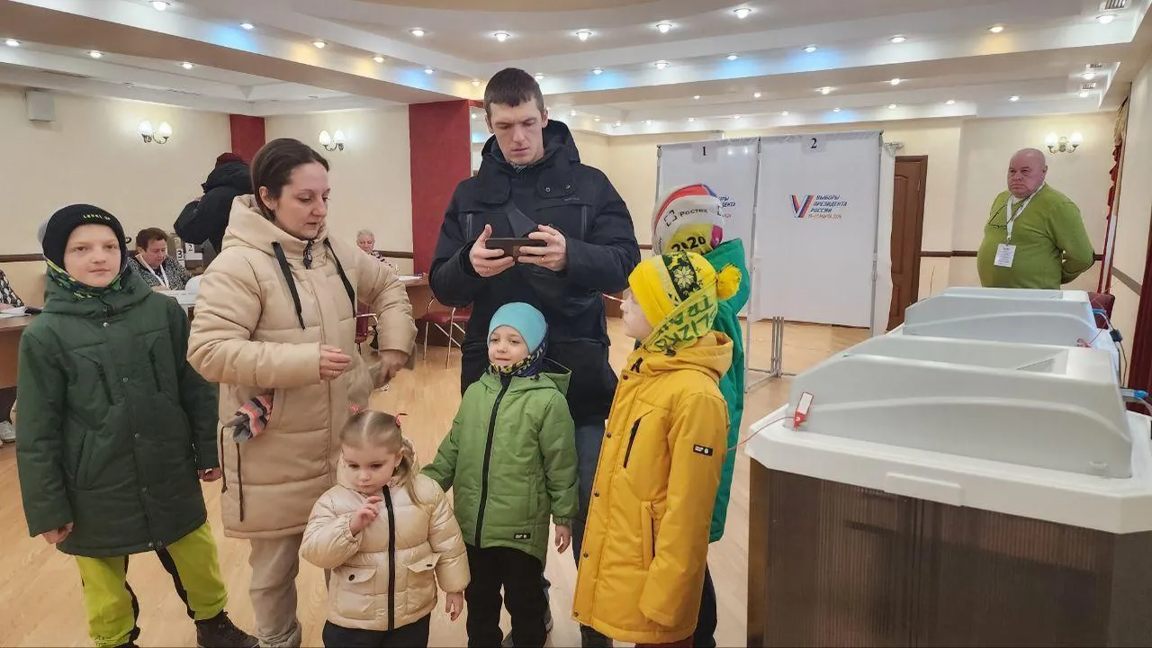 «Семья года» из Люберец в полном составе пришла проголосовать на выборах президента РФ