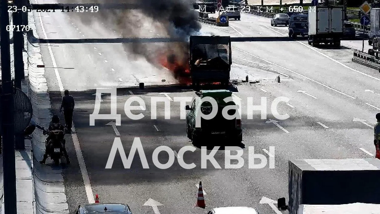 «Газель» с газовыми баллонами внутри загорелась на МКАД