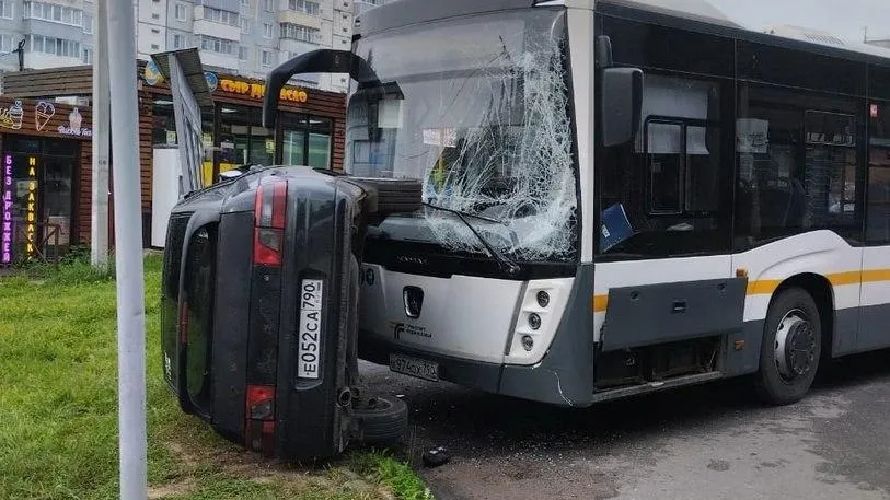 МК: рейсовый автобус протаранил несколько машин в Московской области