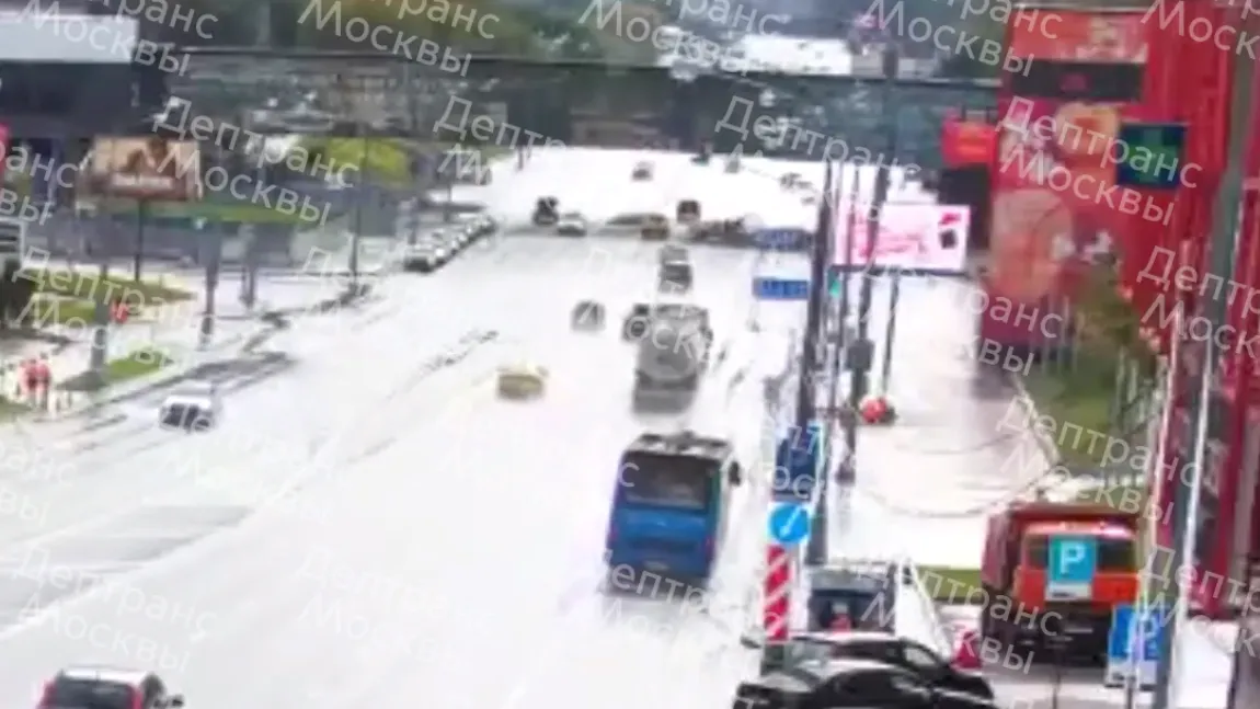 Человек погиб в лобовом ДТП с такси на западе Москвы