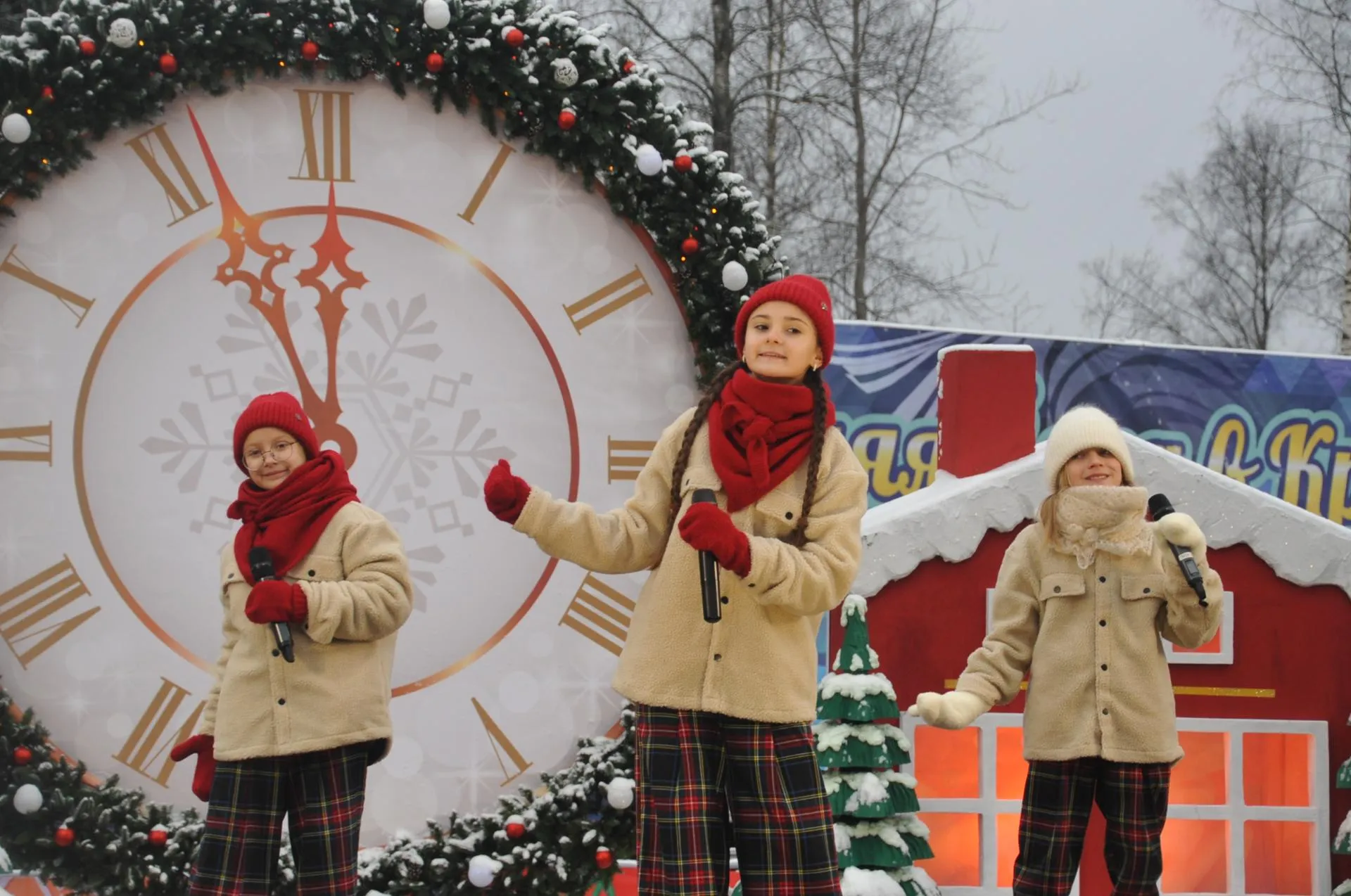 Главную новогоднюю ель страны провожали песнями и танцами.