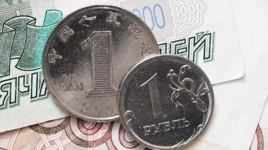 Цены на нефть поддерживают курс рубля к юаню на Мосбирже
