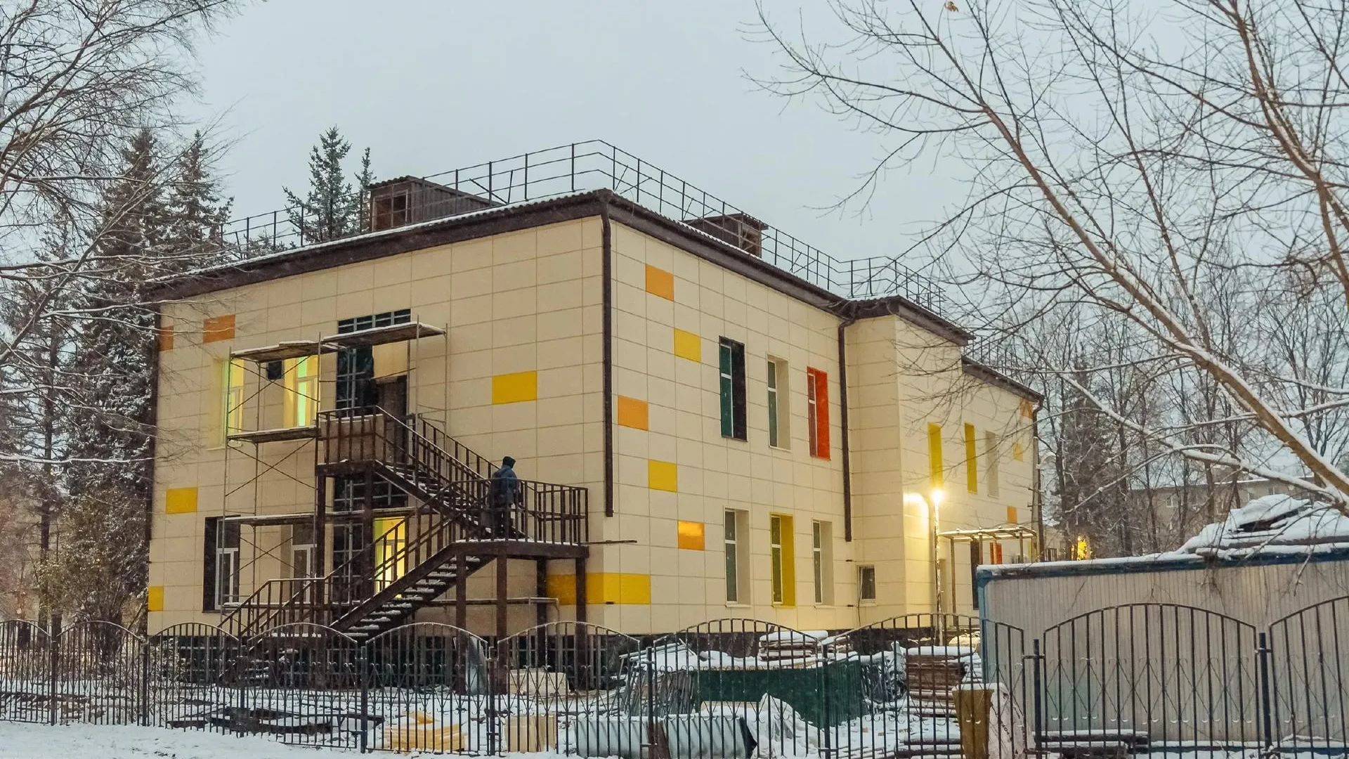 Ремонт центра детского творчества «Открытие» в Куровском идет полным ходом