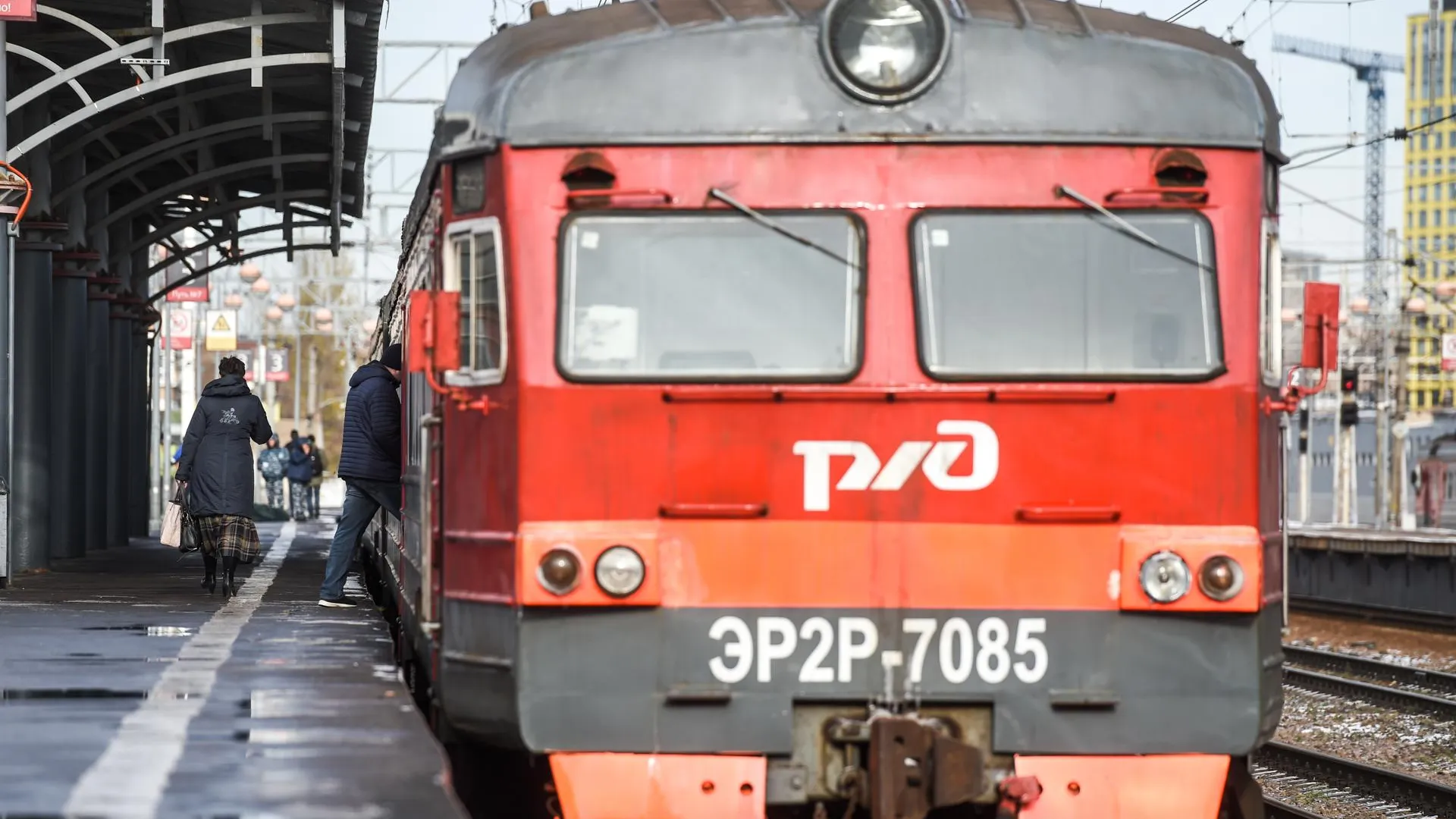 Полиция разыскивает вандалов, повредивших стекла в электричке Дубна – Москва
