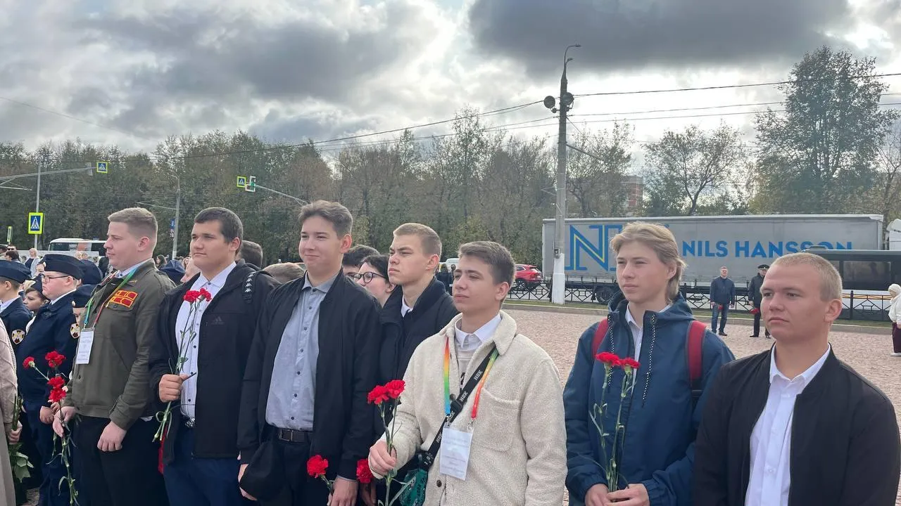 Студенты Подольска приняли участие в возложении цветов к памятнику курсантам