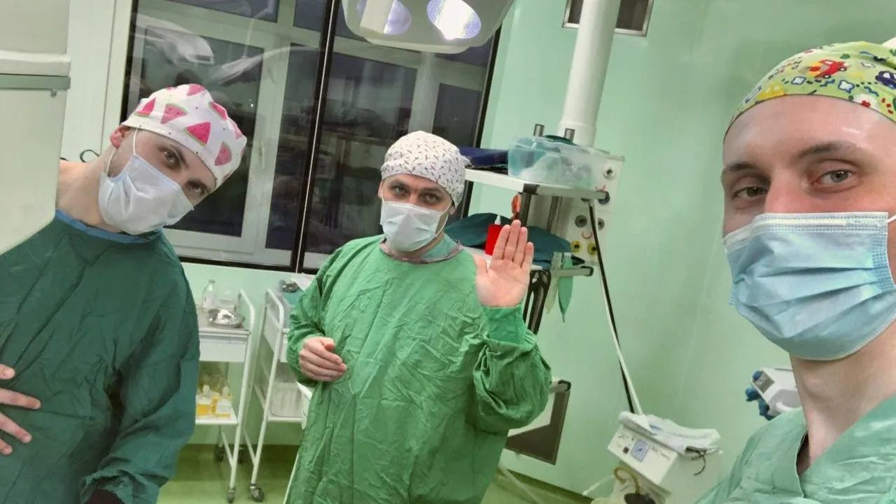 Подмосковные врачи спасли девочку, перерезавшую артерию о стеклянную дверь