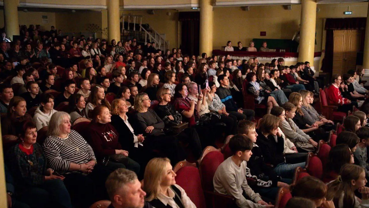 На сцене Серпуховского театра состоялся патриотический спектакль «Ради жизни»