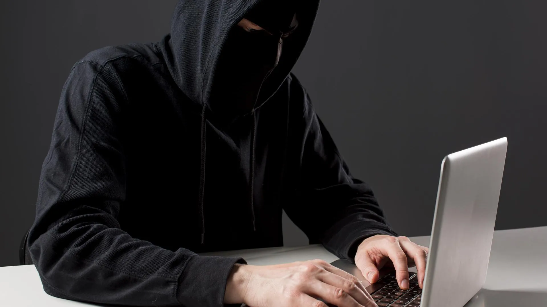 Мошенники притворяются звездами и предлагают россиянам фейковые инвестиции