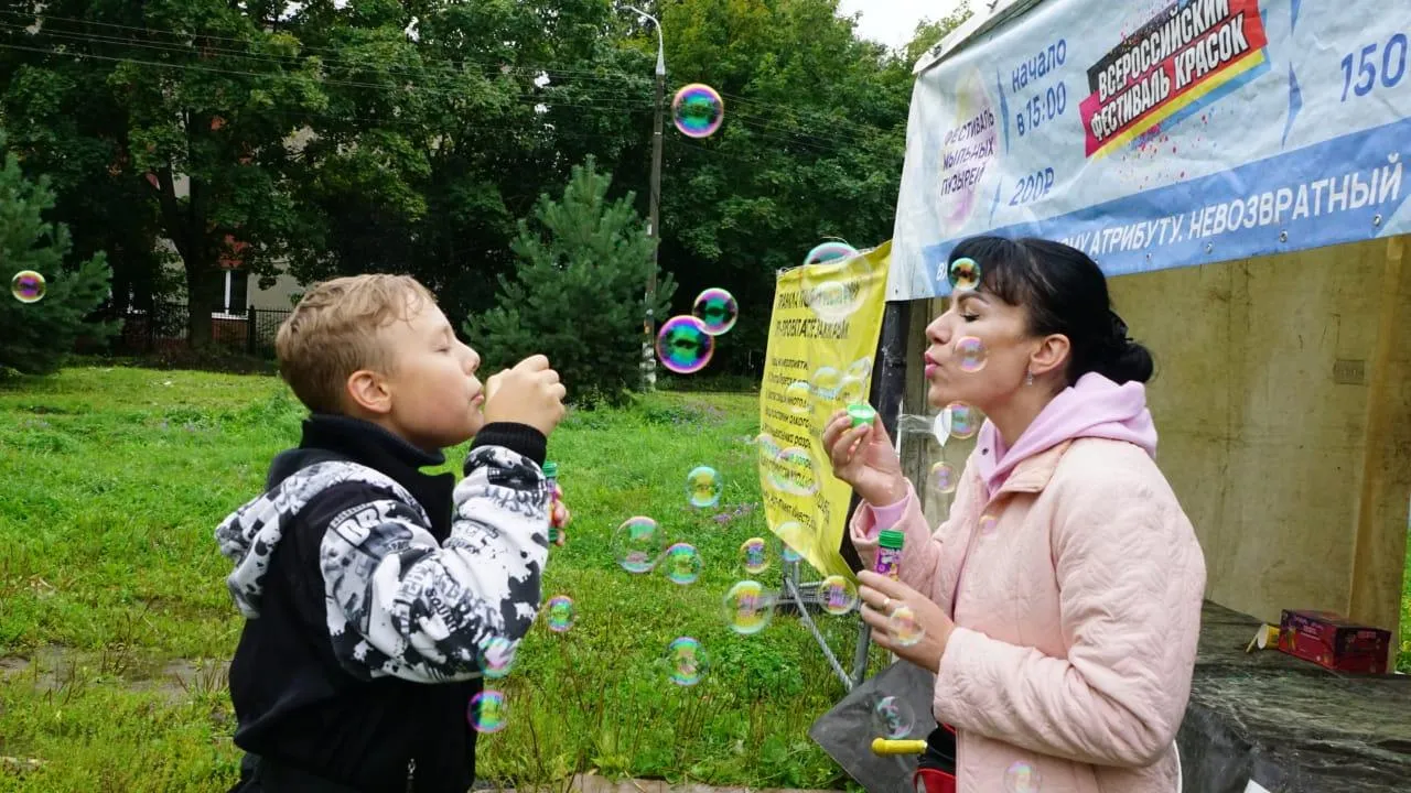 Мыльно‑воздушное шоу провели на открытии фестивального дня в Подольске