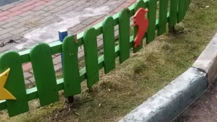 Забор на детской игровой площадке оперативно починили в Мытищах