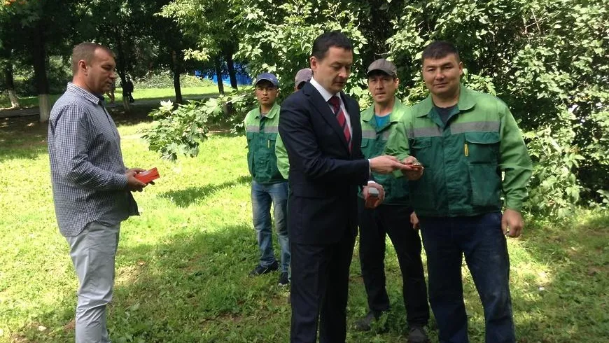 В Подольске вручили памятные подарки мужчинам, спасшим выпавшего из окна ребенка