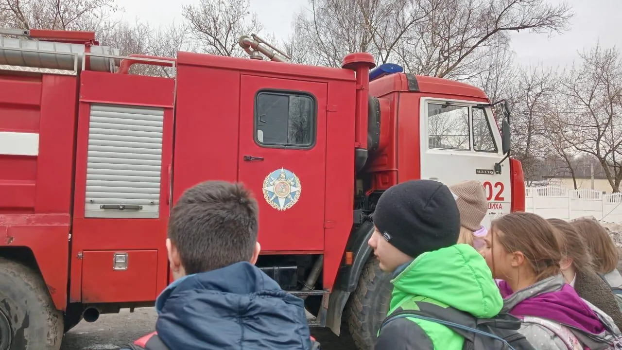 Учащиеся школы Балашихи примерили экипировку пожарных на экскурсии