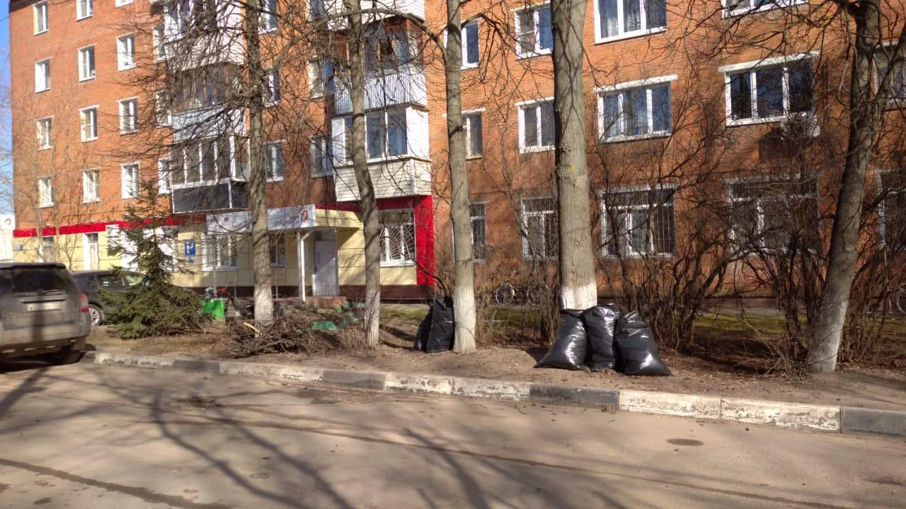 Уборка придомовых территорий от накопившегося мусора началась в Подольске