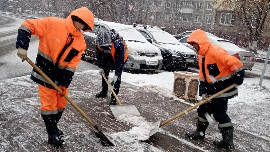 Дворники продолжают убирать снег во дворах Подольска