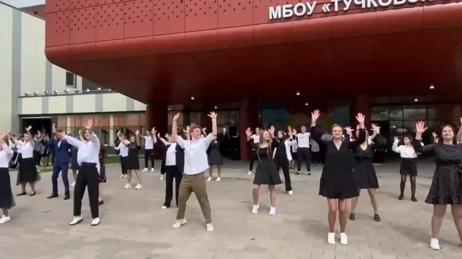 Андрей Воробьев поздравил с окончанием учебы выпускников школы в Рузском округе