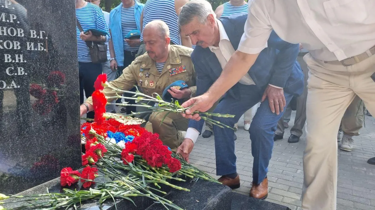 В Подольске в День ВДВ возложили цветы к памятнику Воинам‑интернационалистам