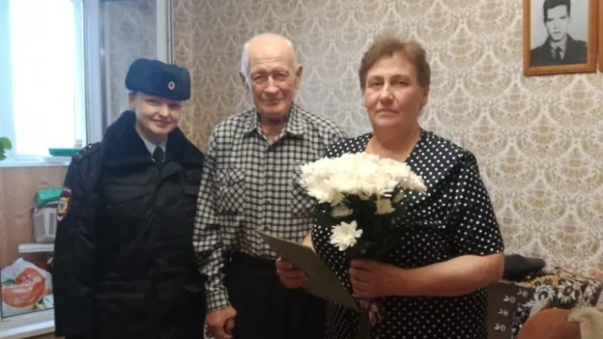 Полицейские в Королеве поздравили мать погибшего коллеги с юбилеем
