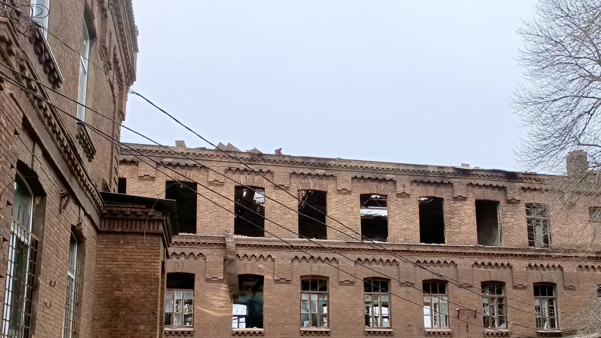 Специалисты из Подмосковья проводят реконструкцию центра образования в Мариуполе