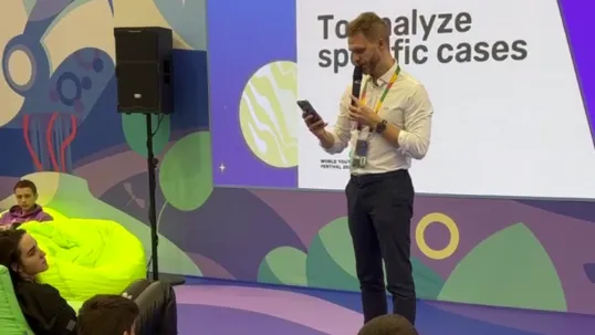 Паблик‑ток с предпринимателем Захаровым прошел на стенде Подмосковья на ВФМ‑2024