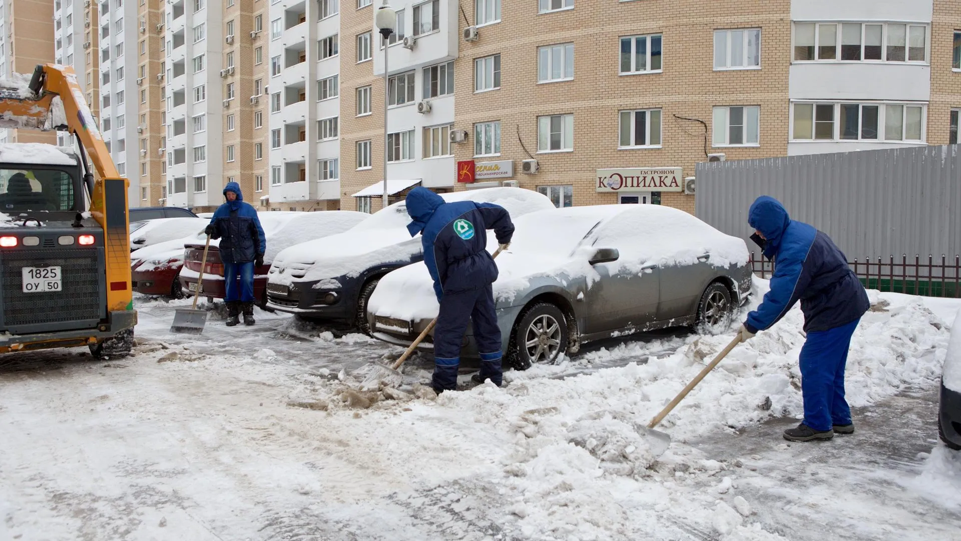 Глава Котельников потребовал от УК тщательно расчищать от снега детские площадки