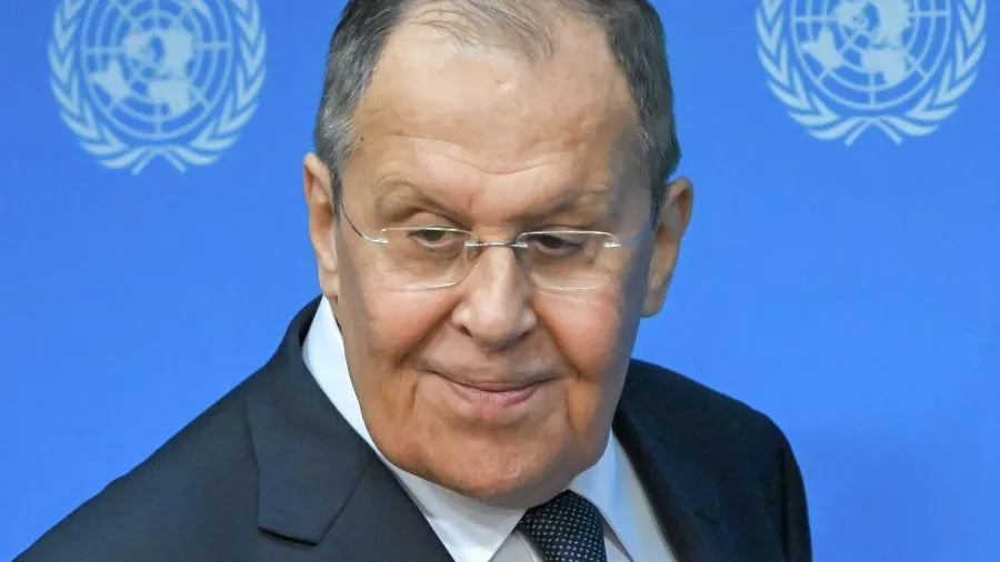 Зал взорвался от смеха после шутки Лаврова про флаг России в ООН