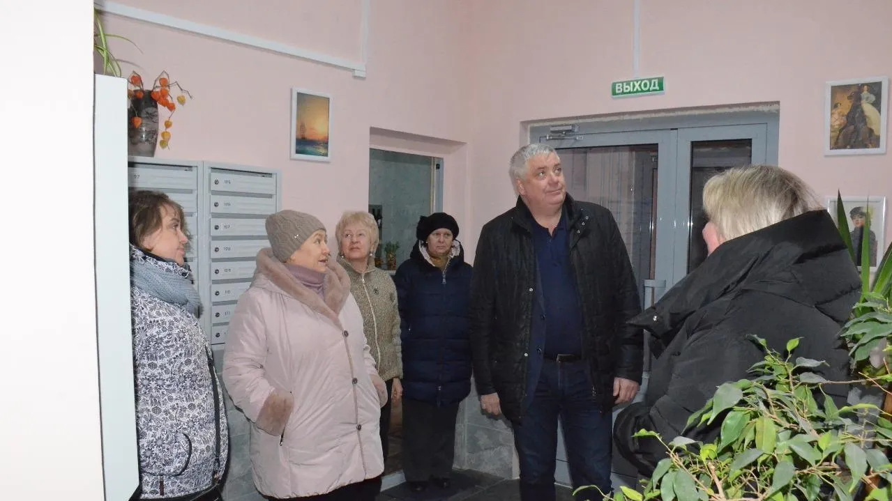 Депутат Мособлдумы Ефимов проверил ремонт двух входных групп в доме мкрн Ольгино Балашихи