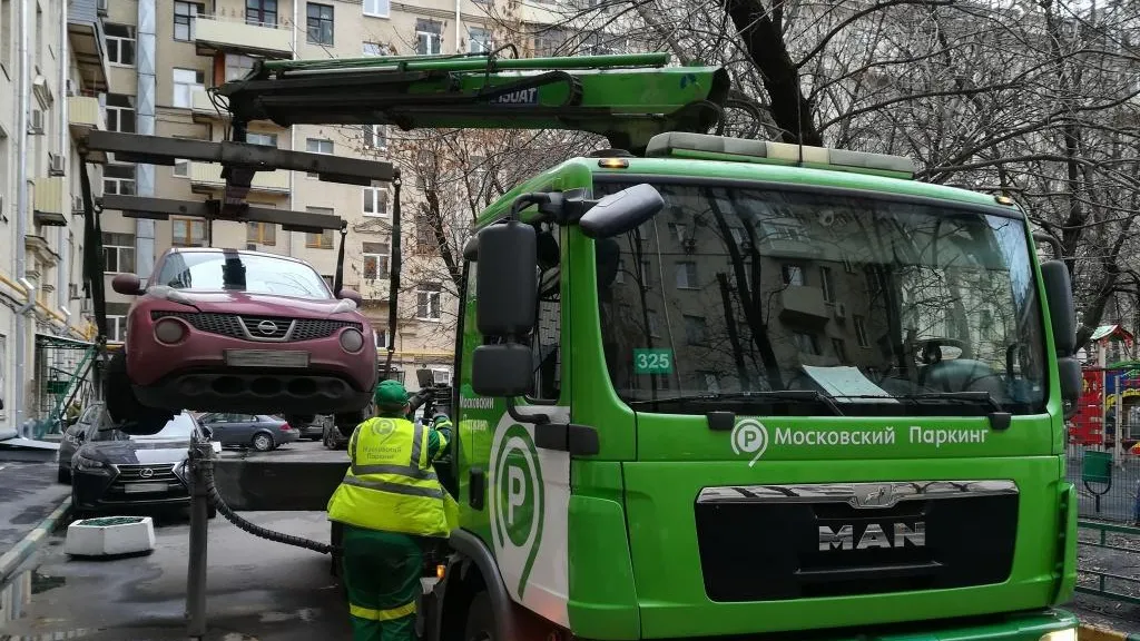 «Московский паркинг» эвакуировал 35 поврежденных и застрявших машин на праздниках