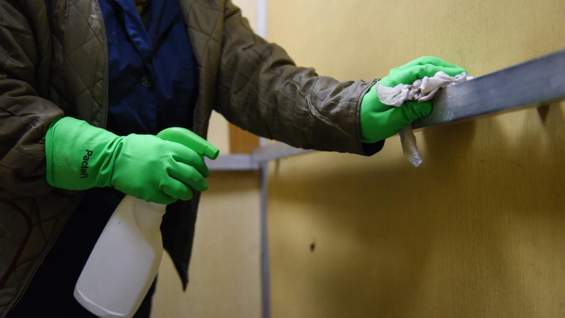 Дезинфекция первых этажей в подъездах Котельников проводится ежедневно