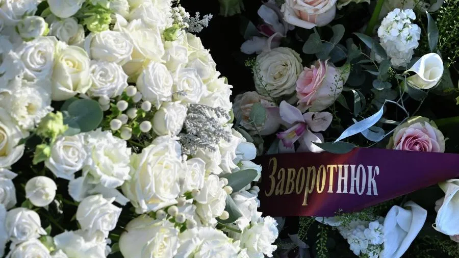 Могила утопает в цветах: семья почтила память Анастасии Заворотнюк