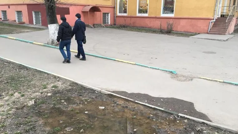 В Подольске из‑за прорыва трубопровода подтопило территорию дома
