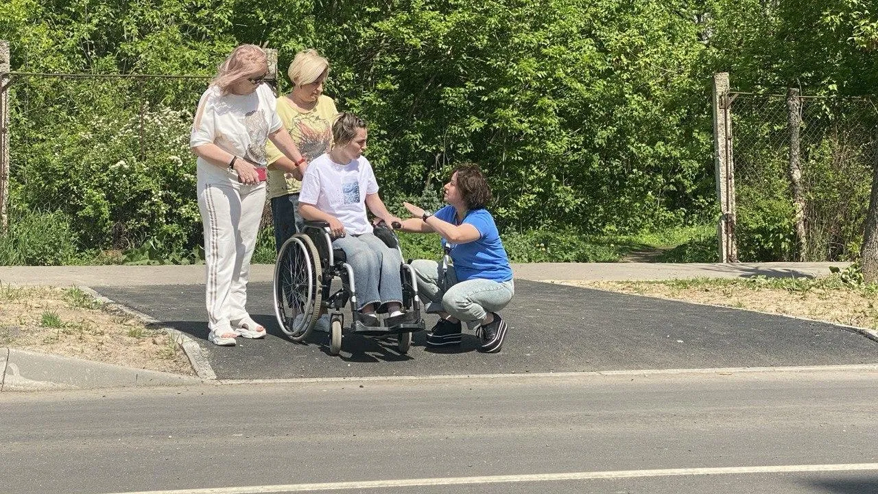 В Пушкине проверили новый тротуар на доступность для инвалидов-колясочников
