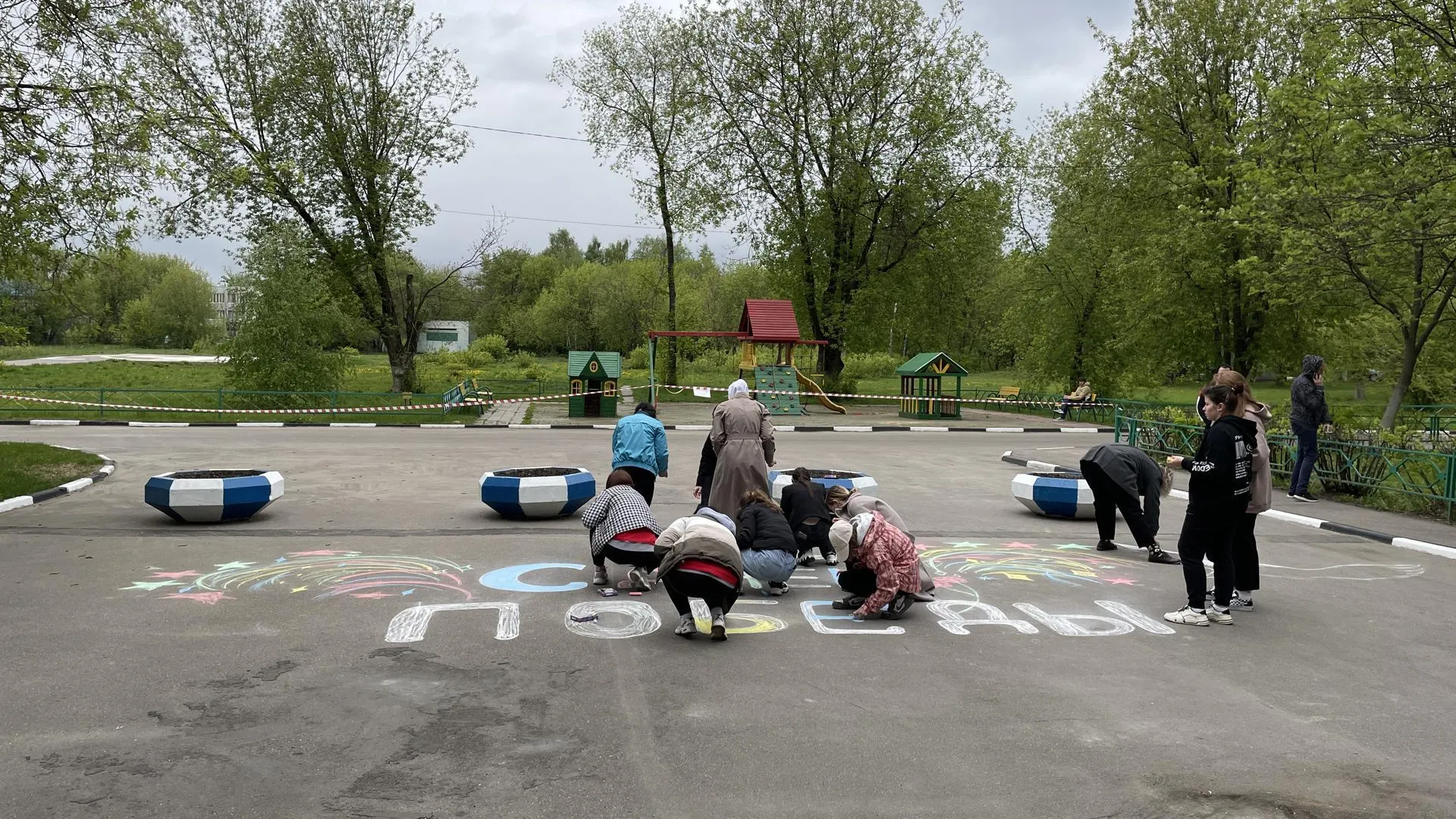 Врачи из Люберец поздравили пациентов с наступающим Днем Победы