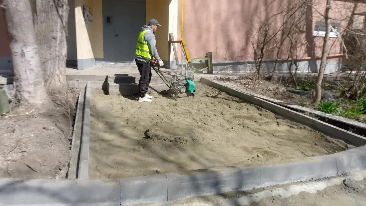 Подмосковные специалисты благоустраивают двор в Мариуполе