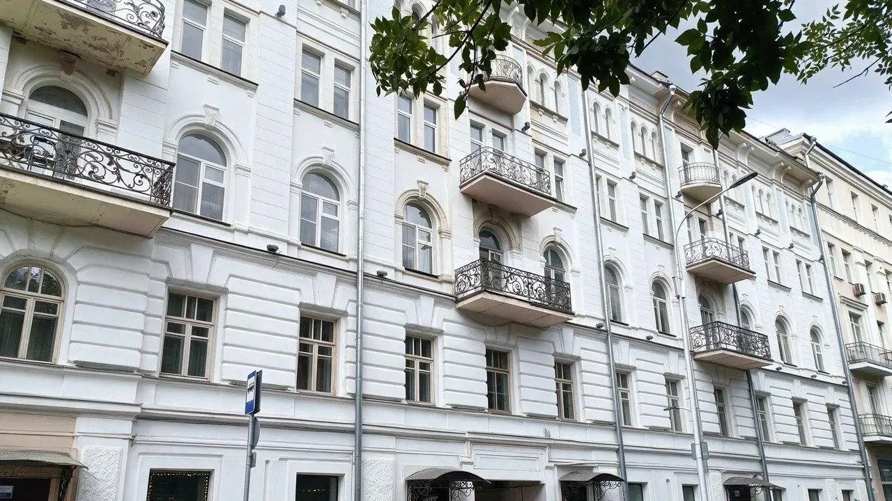 Нежилое помещение в историческом здании на Гоголевском бульваре выставили на торги