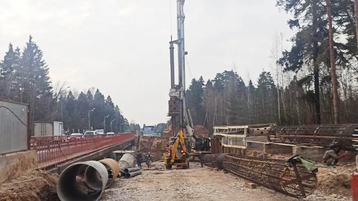 На Пироговском шоссе в Мытищах устроили сваи под три опоры путепровода