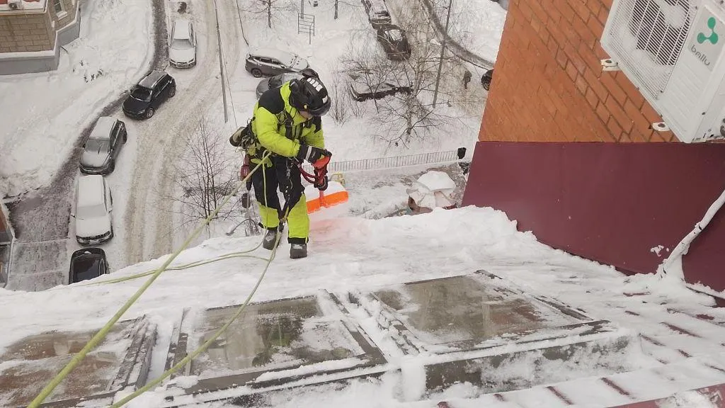 В Подмосковье управляющие компании очищают крыши от снега
