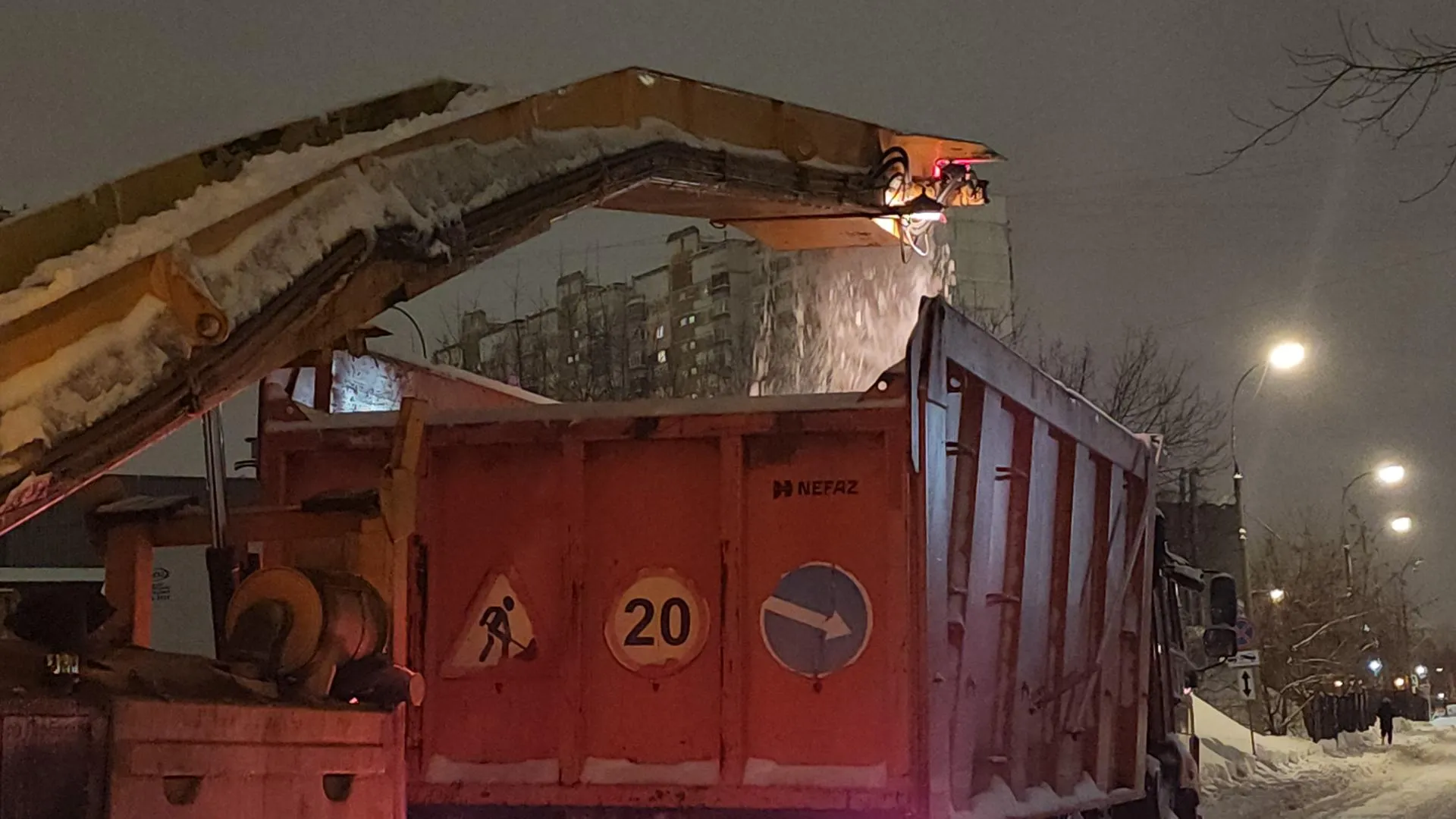 На одну улицу уходит несколько часов работы, а в период интенсивного снегопада может потребоваться и вся ночь.