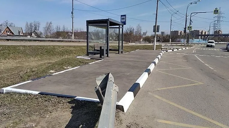 Бортовые камни начали окрашивать на остановках в микрорайоне Климовск Подольска